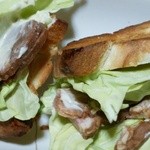 ジャックのパン屋 - キャベツと焼き豚挟んでみました。バターとカラシマヨネーズで味付け。