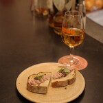 Hone - レバーペーストと農民パン(ハーフ)