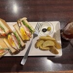 戎ビアホール吉祥寺 - クラブハウスサンド+アイスティー