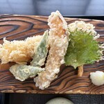 そば処・かふく亭 - 天ぷらの盛り合わせは、海老、ささげ（津軽ではメジャーな隠元を大きく平たくしたような野菜）、南瓜、大葉、束ねた蕎麦を揚げたもの。海老が太くて美味しかったらしい。