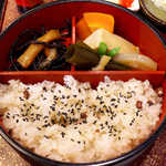 こわめしや - もっちりこわめし。煮しめは上品な味で、赤飯の良いおかずになる