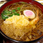 こわめしや - 酸味強めの出汁と、海老天の衣が相性良し。三つ葉の香りと、なるとの彩りも嬉しい