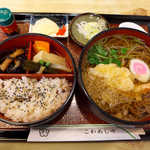 こわめしや - 天ぷらそば定食（￥1030）。こわめし（赤飯）、煮しめが付いており満足できる