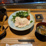 春秋 - 大山鶏のあったかカオマンガイ　お手製チリソースとたっぷりパクチーをのせて