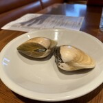 Trattoria Da KENZO - 千葉県産の焼きハマグリ。蝶番を外して蒸す