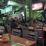 トゥー・ドッグス・タップルーム - 店内の様子。