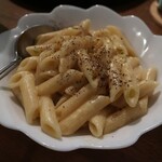トゥー・ドッグス・タップルーム - ・コース スモークサーモンとホウレンソウのクリームペンネ