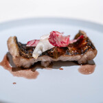 レストラン オオツ - 2026.1 那珂湊根本兄弟800gサイズ穴子（クロアナゴ）の藁焼き 穴子出汁赤ワインソース チコリのヴィネグレット和え