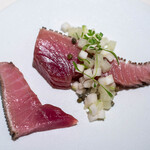 レストラン オオツ - 2026.1 いわき梅田水産メジ11kgサイズ藁炙り（手前が熟成3日、奥が熟成10日）冬瓜 ケッパー 獅子唐 ホースラディッシュ