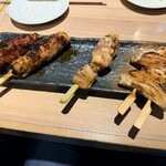 俺のやきとり - 焼き鳥　厳選4種盛り　左からレバー、つくね、もも、手羽先