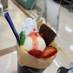 ディッパー ダン - スペシャリテクレープ、イチゴバナナカスタードパルフェ 700円(税込)