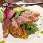 肉とチーズバルGRILL屋 - 岩手県産鴨おステーキ～オレンジマスタードソース1,880円。やわらかい鴨肉、甘酸っぱいソース、鴨好きにはたまりませんでした