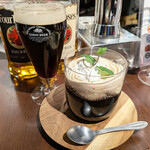 肉とチーズバルGRILL屋 - アフターダーク850円、ホットビールダーククリーム（アフターダーク＆生クリーム）