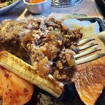 大正cafe - ピリッと辛い特製ソースをのせて頂きます