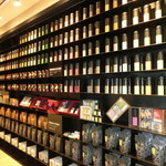 小茶栽堂 - 圧倒される商品棚