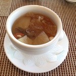 中国料理 皇苑 - 二品目  豚肉と林檎、杏仁、白きくらげ、クコの実入り蒸しスープ