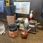 来来亭 - サービスの梅干しあり、にんにく、一味は声かけ必要