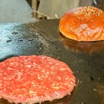 髙橋バーガー - 牛肉パティとバンズ