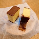 福砂屋 - 料理写真:2切れに切れていて　食べやすい　　下はざらめ　　