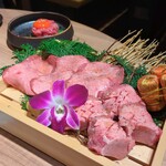 黒毛和牛タンとハラミ 焼肉龍 難波千日前店 - 