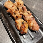 馬刺ともつ鍋 居酒屋 九州小町 個室 飲み放題 - みつせ鶏のもも串@253×2