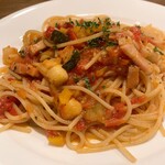 ハラペコ - 料理写真:小柱とベーコンのトマトソース　パスタの茹で加減、コシがあってもちもちしていてとっても美味しかったです。ただ小柱が2つしかなかったのはお値段を考えればご愛嬌の範囲