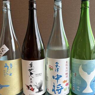 全国各地から厳選した日本酒は約10種。飲み放題プランも♪