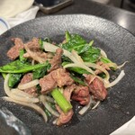 蔵元居酒屋 清龍 - 牛バラとほうれん草の旨塩炒め