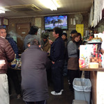 安兵衛 - 店奥のテレビでは競馬実況