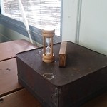 かき小屋 - かきの焼き具合を計る砂時計