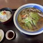 きさいや広場 - 料理写真:半ちゃんシラス丼