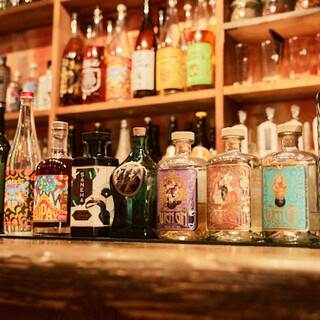 国境を超えた20種類以上のクラフトジン。自家製ドリンクも必見