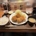 あげ福 - 肉ミックス(左側が和牛メンチカツ、中央下段が上ヒレカツ、中央上段並びに右側が鳥カツ)和牛メンチはジンジャーソースで、鳥カツはタルタルソースでいただきました。
