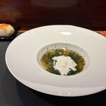 ラトリエ ドゥ ジョエル・ロブション - フォアグラのラヴィリを浮かべたハーブ入りブイヨンスープ