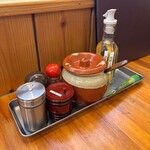 牛こくラーメン まる勝 - 卓上