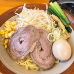 牛こくラーメン まる勝 - 麺