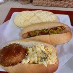 ハト屋 - 料理写真:（手前から）コロッケサンド 350円、カレーホットドッグ 350円、メロンコッペ 250円（いずれも税込）