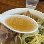 相模食堂 - 表面に透明な油が浮く豚ベースのワイルドなちゃん系?オマージュの清湯醤油スープ