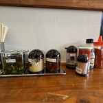 相模食堂 - 卓上の調味料