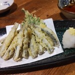 無名塾 - 小イワシの天ぷら　
広島名物・小鰯を、外はサクッと中はふっくら天ぷらに。（※その日の仕入れ次第でのご用意となります。主に夏季）
