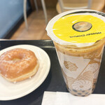 ミスタードーナツ - ドリンク写真:ハニーディップ（176円）、タピオカ　もちもち黒糖ロイヤルミルクティ（550円）