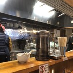 麺屋 永太 - カウンターから見た厨房　左の背中が奥様・右が店主