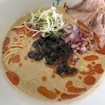 ラーメン イッケン - 黒い豆のようなのは黒胡麻肉味噌です！