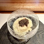 jinen. - ①寅河豚の白子・松葉蟹のリゾットトリュフ掛け
      　バカラのオールドグラスで