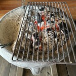 飯田せんべい - 炭火で丁寧に一枚一枚焼き上げていきます