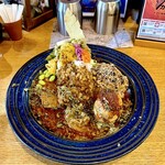 Mカッセ - 料理写真:スパイスチキンカレーとトリュフと黒胡椒のキーマカレーの2種あいがけカレー スパイス燻製玉子トッピング