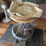 飯田せんべい - 醤油を塗ったせんべいを乾かしているところ