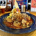 Mカッセ - スパイスチキンカレーとトリュフと黒胡椒のキーマカレーの2種あいがけカレー スパイス燻製玉子トッピング