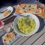 IVY PLACE - 手前：鶏肉とバジルのニョッキ／右奥：モッツァレラ トマトソース バジルのマルゲリータフラットブレッドピザ