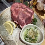 肉問屋直営 国産和牛焼肉 牛若丸 - 